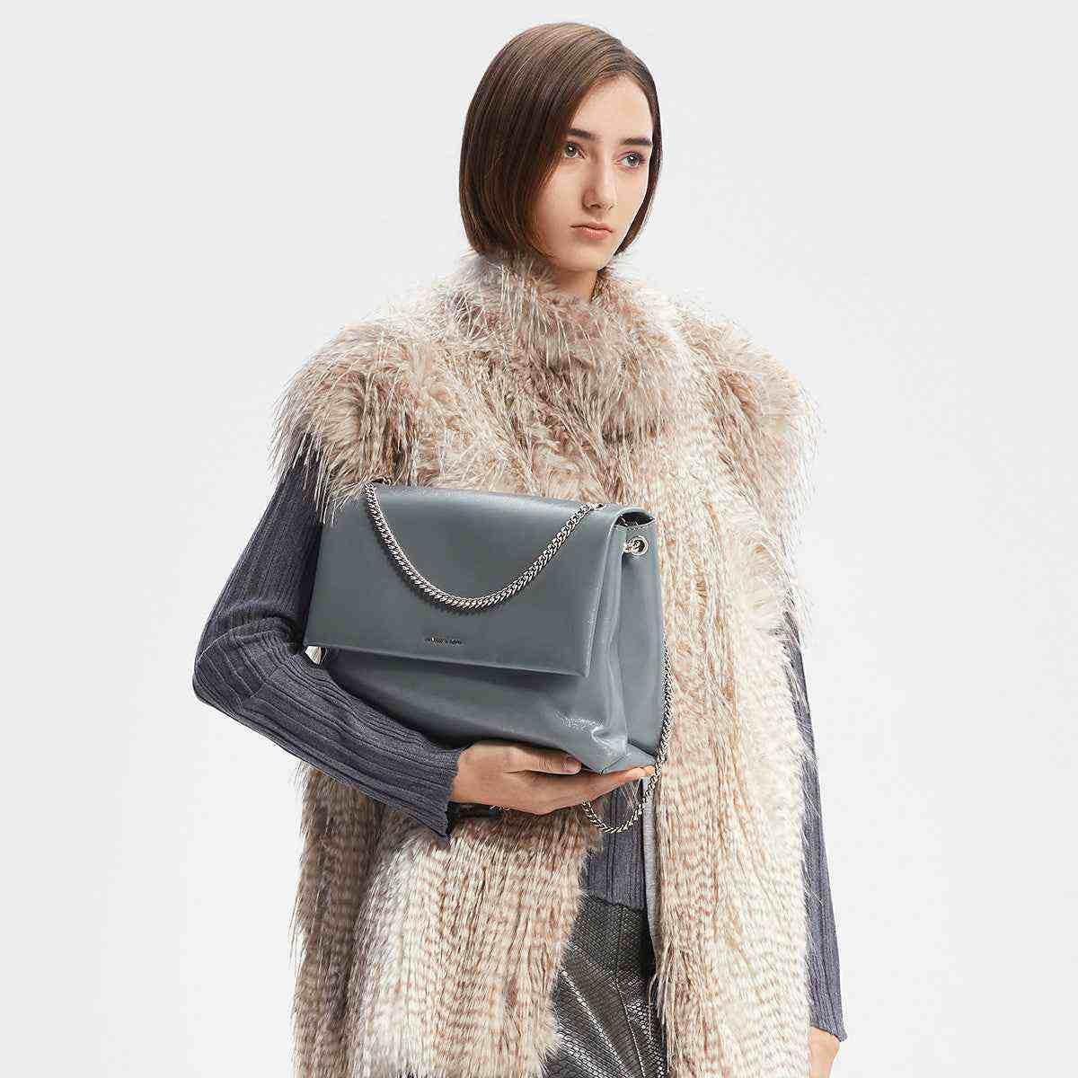 حقيبة كتف Charles & Keith بسلسلة معدنية ولون أزرق رمادي.