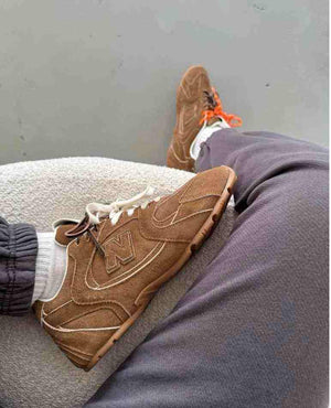 سنيكيرز شبك نيو بلانس x ميو ميو من الجلد السويدي New Balance X Miu Miu.