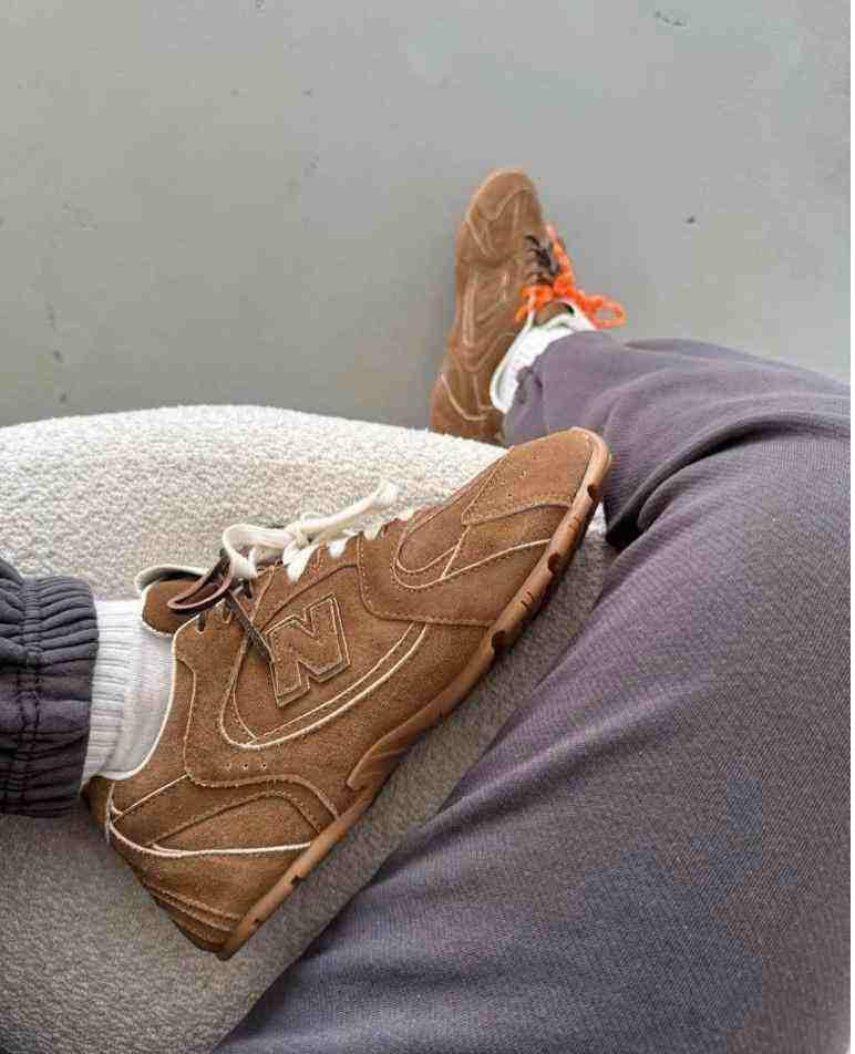 سنيكيرز شبك نيو بلانس x ميو ميو من الجلد السويدي New Balance X Miu Miu.