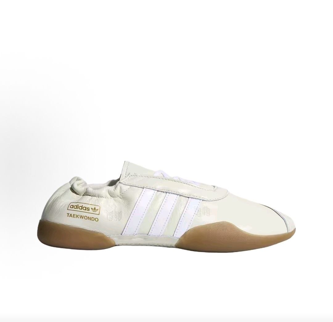 حذاء adidas Taekwondo باللون الأبيض الكريمي