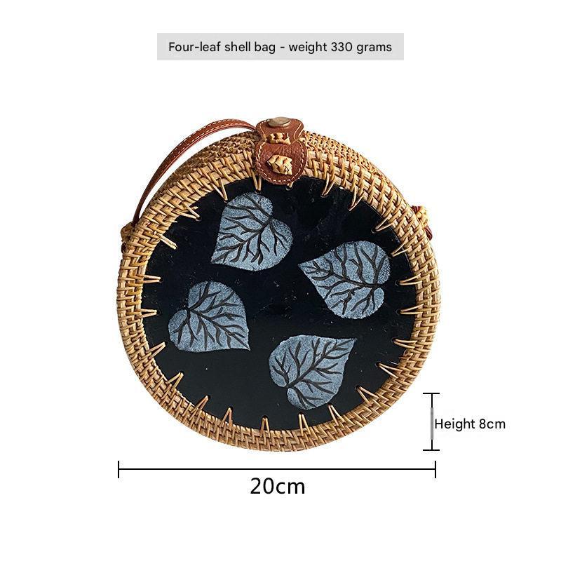 حقيبة دائرية Rattan Bag مزينة بصدف طبيعي يدوي الصنع.