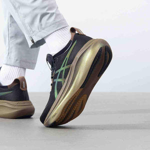 حذاء ركض ASICS GEL-NIMBUS 27 PLATINUM باللون الأسود للرجال.