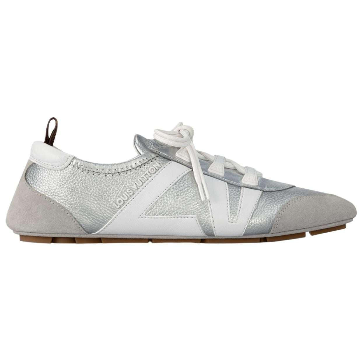 حذاء Sneakers Louis Vuitton باللون الفضي الميتاليك والأبيض.