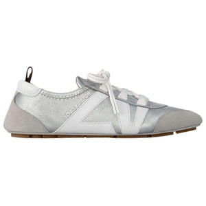 حذاء Sneakers Louis Vuitton باللون الفضي الميتاليك والأبيض.