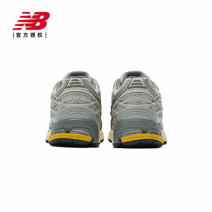 حذاء رياضي رمادي من New Balanceحذاء New Balance رياضي بلون رمادي مع تفاصيل أنيقة تعزز من جاذبيته. يتميز الحذاء بتصميم مريح مع نعل يوفر دعمًا ممتازًا عند المشي أو الجري، بالإضافة إلى نظام تهوية يسمسنيكرزNew balanceرفعةحذاء رياضي