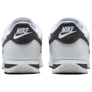 حذاء Nike Cortez كلاسيكي باللونين الأبيض والأسود.