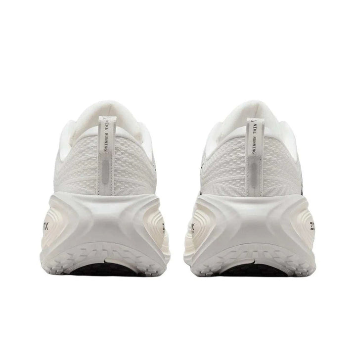 جزء خلفي لحذاء جري أبيض Nike Vomero Plus رجال بتصميم شبكي ونعل مطاطي مقاوم للاهتراء