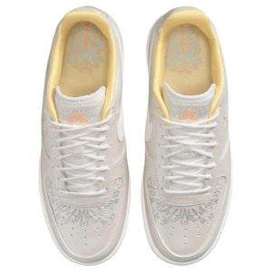 حذاء Nike Air Force 1 Low باللون الفضي والذهبي اللامع.