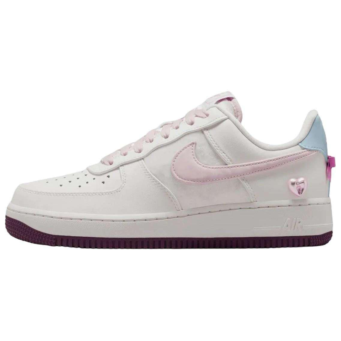 حذاء Nike Air Force 1 أبيض مزين بفيونكة وقلب وردي.
