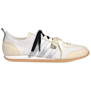 حذاء Sneakers أبيض كلاسيكي بأربطة Satin وخطوط فضية.