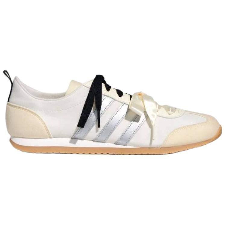 حذاء Sneakers أبيض كلاسيكي بأربطة Satin وخطوط فضية.