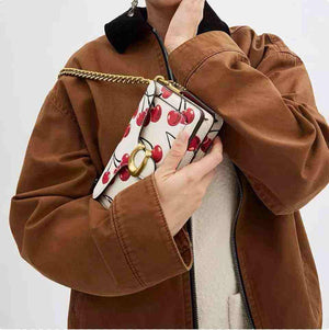 Tabby 20 With Cherry Print حقيبة كتف تابي 20 بطبعة الكرز.