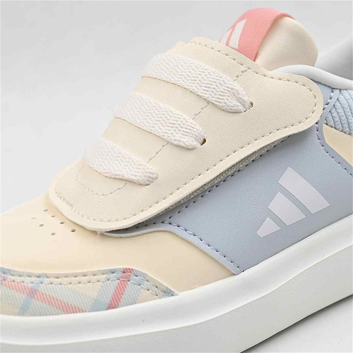 adidas حذاء رياضي للأطفال بتصميم أنيق ونعل مربع مريح.