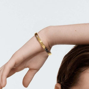 سوار Louis Vuitton ذهبي بنمط Monogram أنيق.