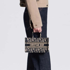 DIOR Mini حقيبة Dior Book Tote بحجم ميني
تطريز نمط ديور أوبليك الأزرق (‎7,5 x 13 x 21,5 سم).