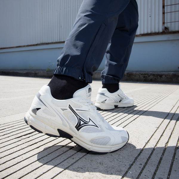 حذاء Mizuno Speed 2K أبيض بقماش قطني بشبك تنفسي ونعل مطاطي مع دعم مريح للقدم ومظهر رياضي أنيق