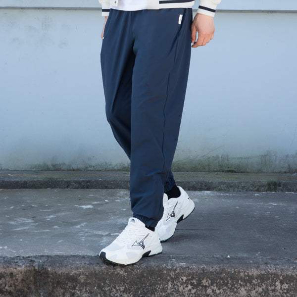 حذاء Mizuno Speed 2K أبيض بتصميم أنيق مع تهوية وشبك ومتانة عالية للراحة اليومية والمشي والجري