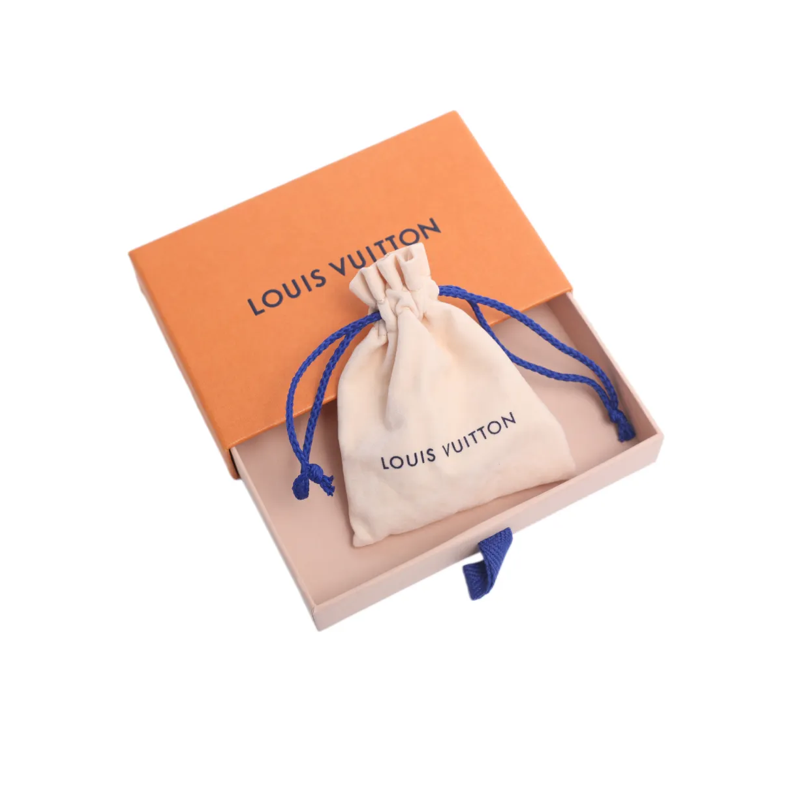 سوار Louis Vuitton بتصميم جلد Monogram وقفل ذهبي أنيق.