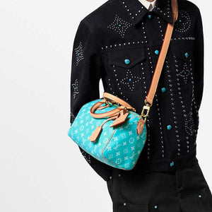 حقيبة Speedy 25 باللون الفيروزي ونقش Monogram الأنيق.