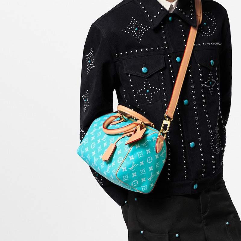 حقيبة Speedy 25 باللون الفيروزي ونقش Monogram الأنيق.