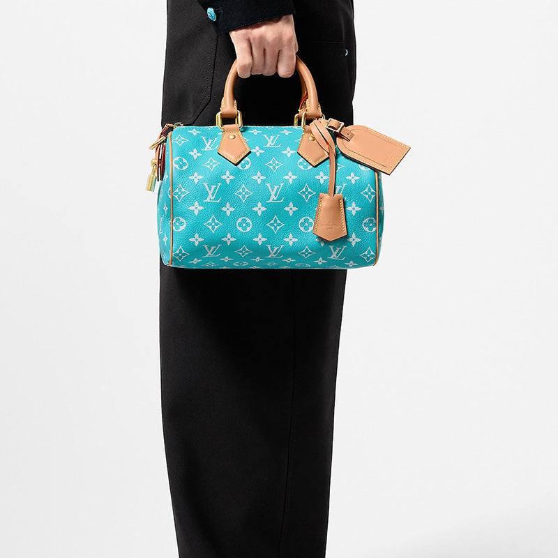 حقيبة Speedy 25 باللون الفيروزي ونقش Monogram الأنيق.