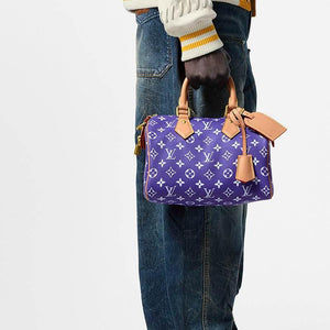 حقيبة Louis Vuitton Speedy 25 بنفسجي بنقشة Monogram.