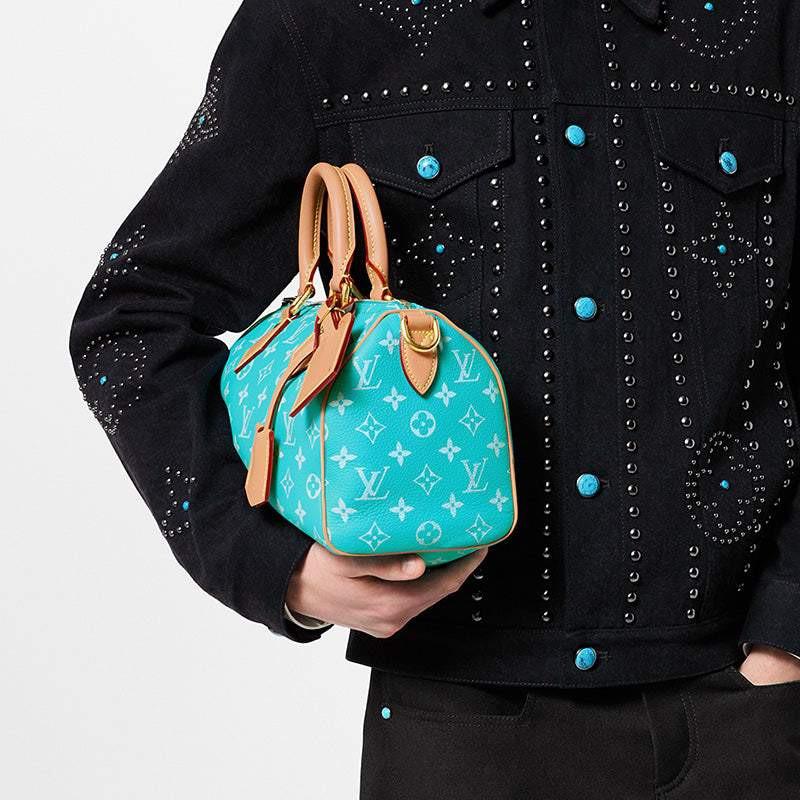 حقيبة Speedy 25 باللون الفيروزي ونقش Monogram الأنيق.