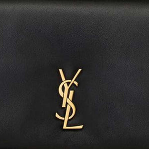 حقيبة Saint Laurent سوداء فاخرة بسلسلة وشعار ذهبي.