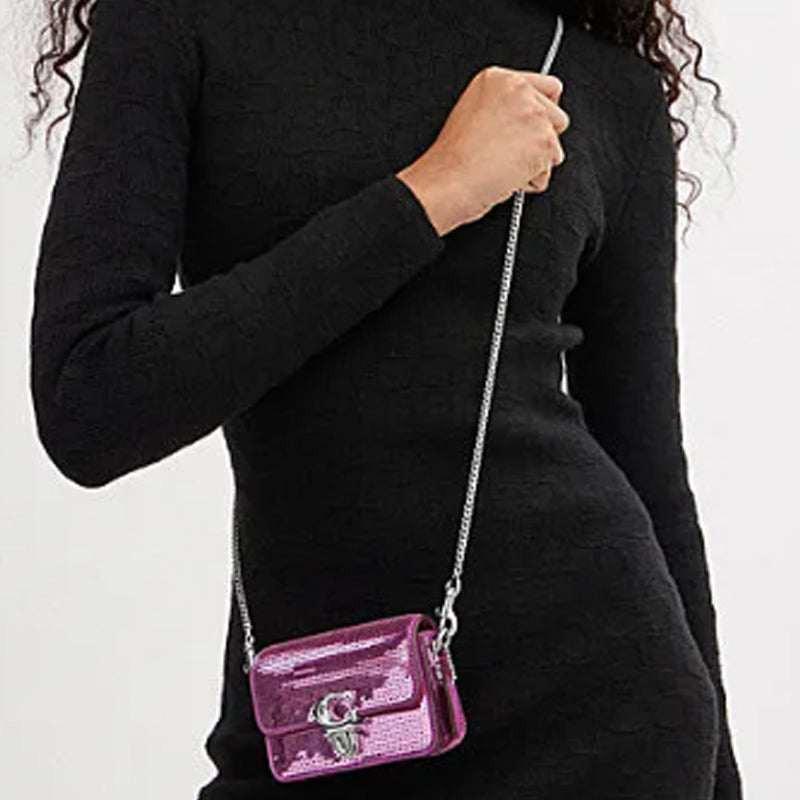 حقيبة Coach Crossbody صغيرة بالترتر الأرجواني.