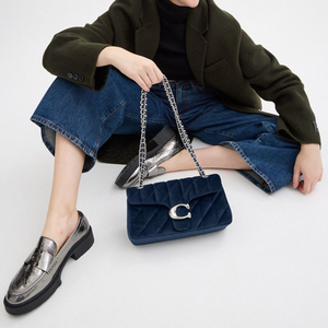 حقيبة كتف Coach مخملية مبطنة لون كحلي.