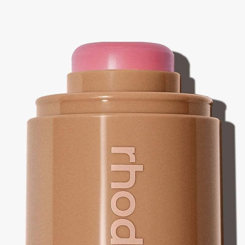 أحمر خدود كريمي Pocket Blush من Rhode لمظهر طبيعي.