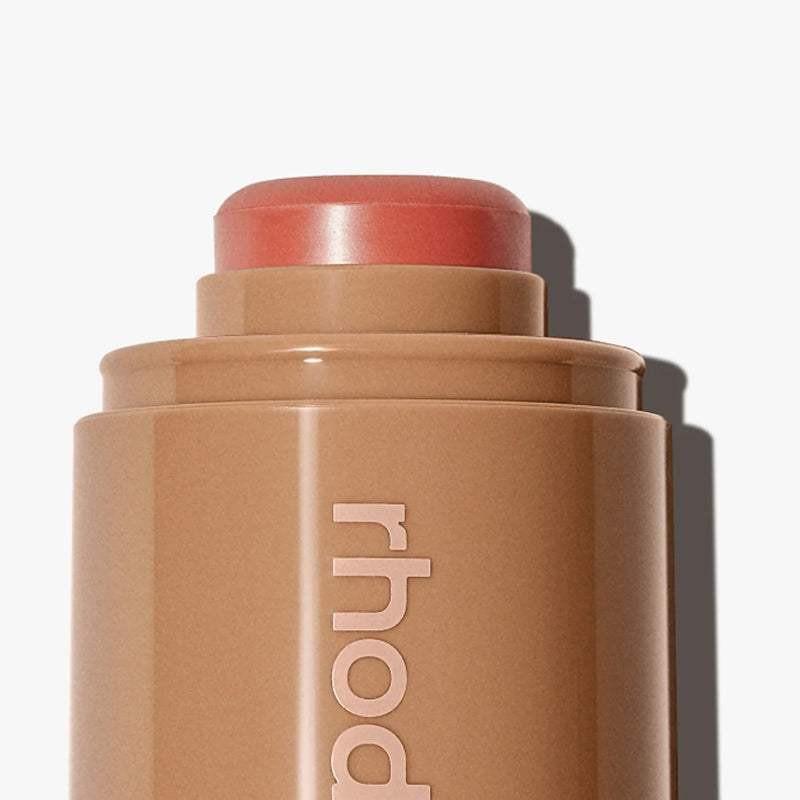 أحمر خدود كريمي Pocket Blush من Rhode لمظهر طبيعي.