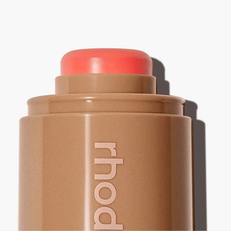 أحمر خدود كريمي Pocket Blush من Rhode لمظهر طبيعي.