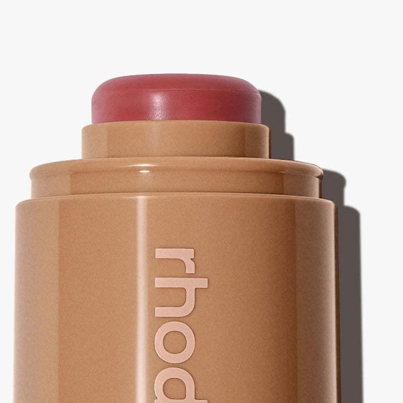 أحمر خدود كريمي Pocket Blush من Rhode لمظهر طبيعي.