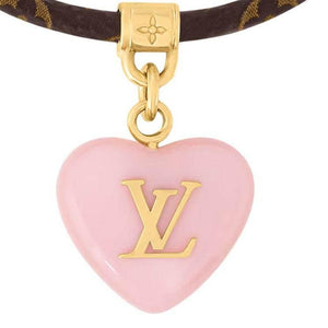 سوار Louis Vuitton بقلادة قلب وردي Monogram.