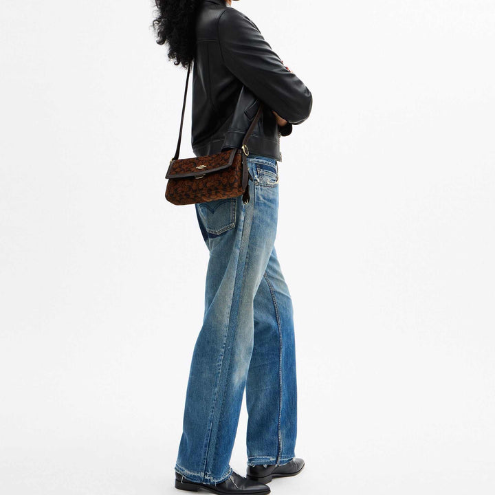 شنطة COACH Etta 25 بحجم صغير بنقشة شعار بني مع حزام جلد داكن وتفاصيل معدنية أنيقة للارتداء اليومي والكاجوال