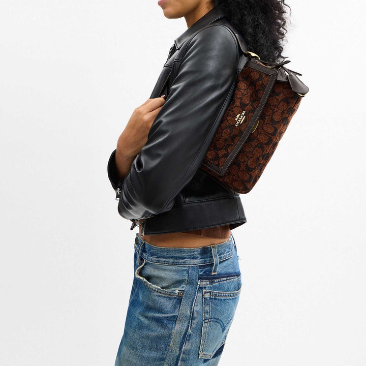 شنطة COACH Etta 25 بني بنقشة شعار وحزام قصير جلدية أنيقة للنساء