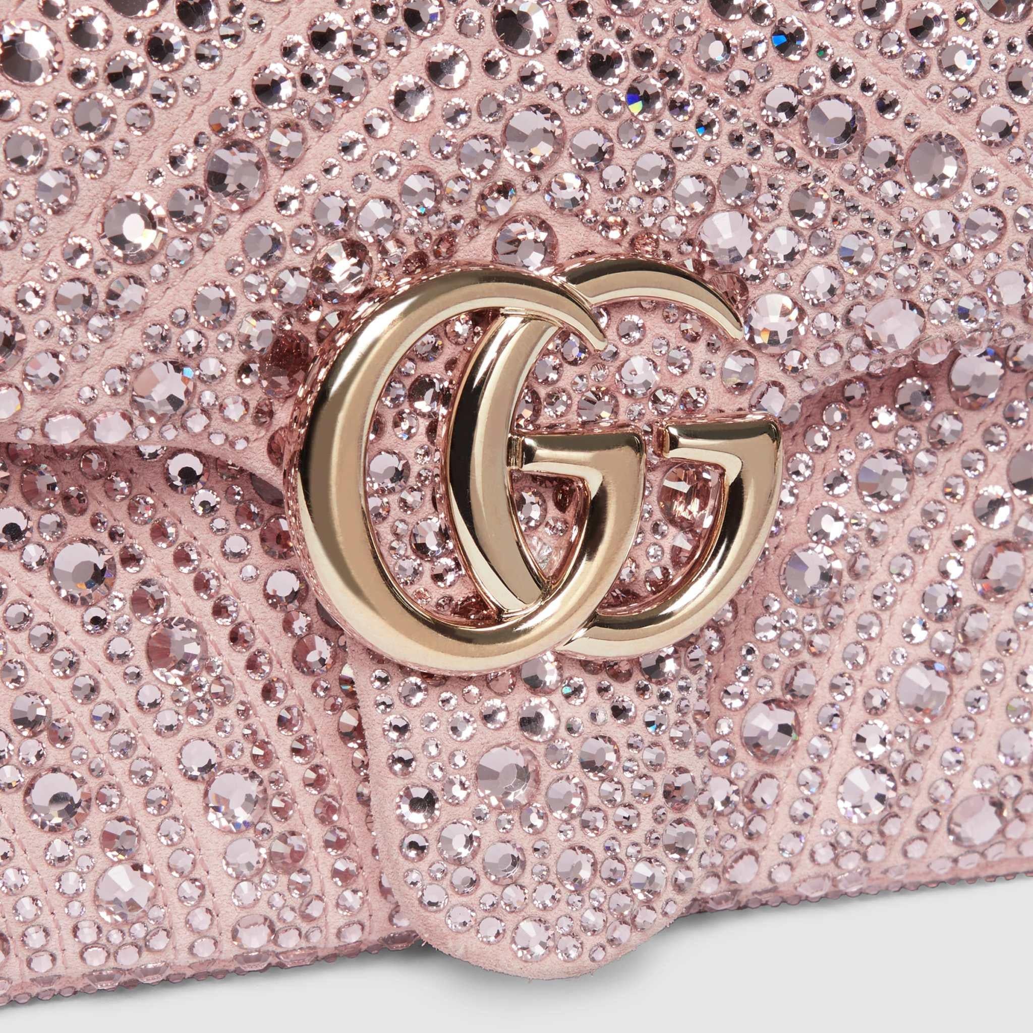 حقيبة Gucci Marmont مزينة بالكريستال باللون الوردي.