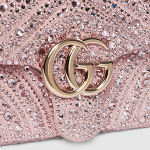 حقيبة Gucci Marmont مزينة بالكريستال باللون الوردي.