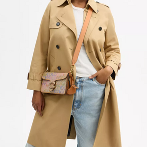 حقيبة Coach Shoulder Bag مرصعة بالكريستال اللامع.