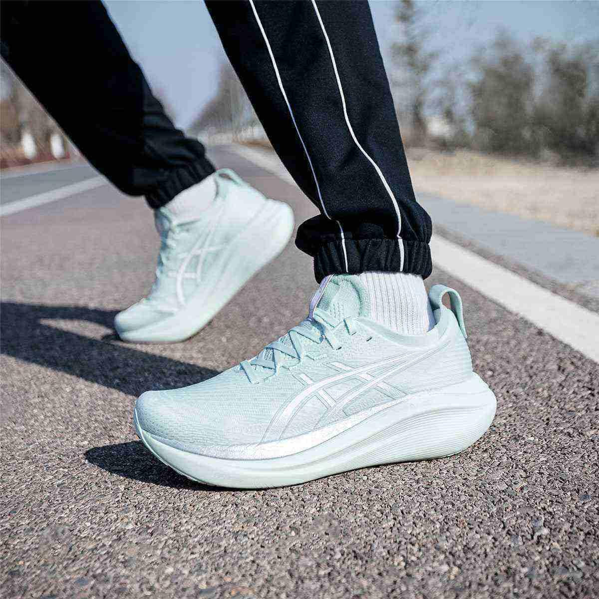 حذاء جري ASICS Gel-Nimbus 27 مريح بلون Pure Aqua.