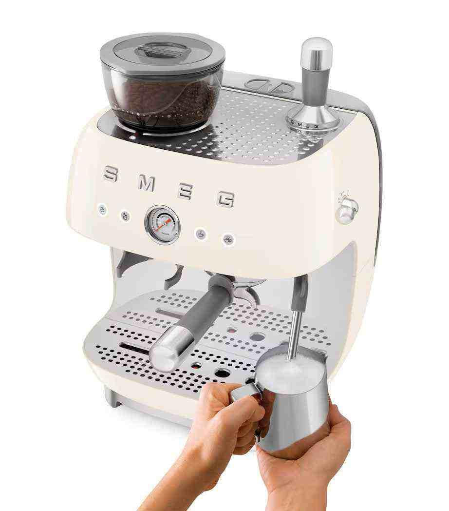 ماكينة اسبريسو SMEG Espresso Machine بمطحنة مدمجة وتصميم كلاسيكي.