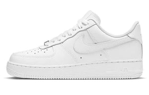 حذاء Nike Air Force 1 Low أبيض بتصميم كلاسيكي مريح.
