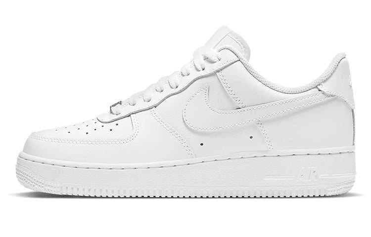 حذاء Nike Air Force 1 Low أبيض بتصميم كلاسيكي مريح.
