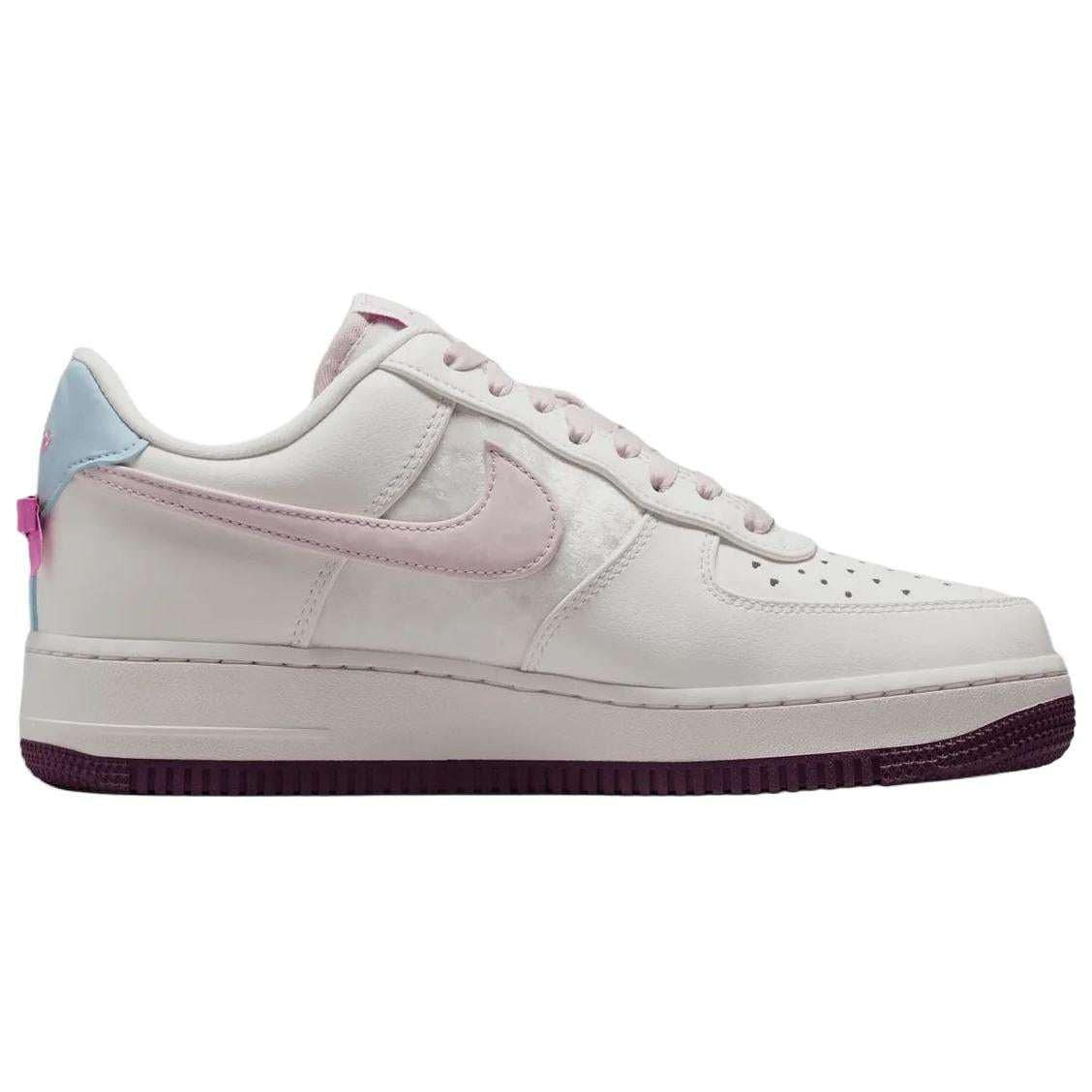 حذاء Nike Air Force 1 أبيض مزين بفيونكة وقلب وردي.