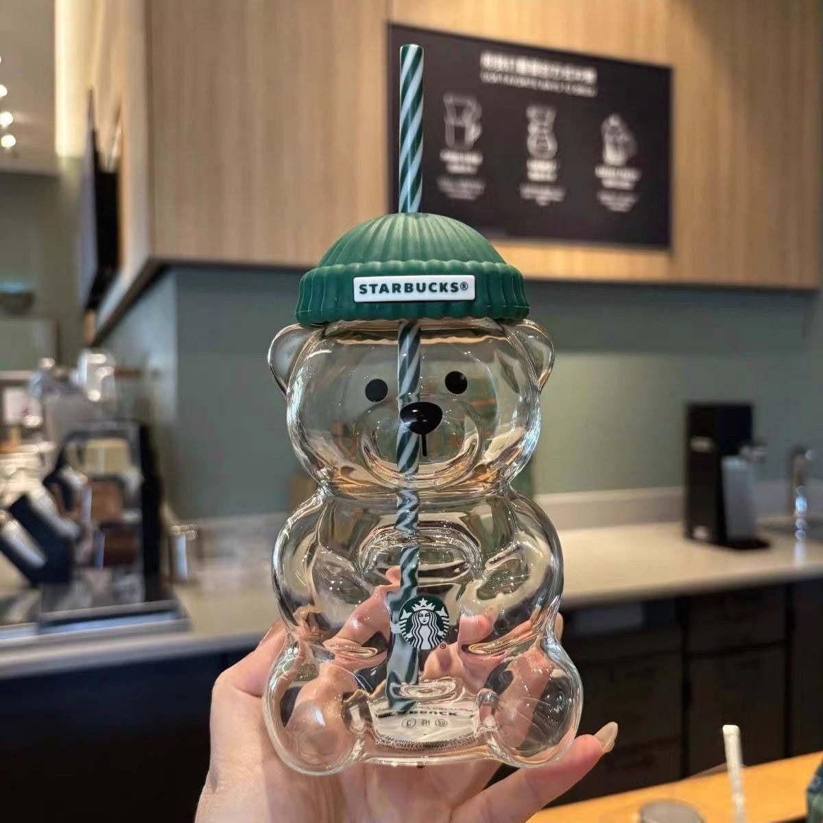 كوب زجاجي Starbucks بتصميم الدب مع غطاء سيليكون أخضر.