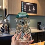 كوب زجاجي Starbucks بتصميم الدب مع غطاء سيليكون أخضر.