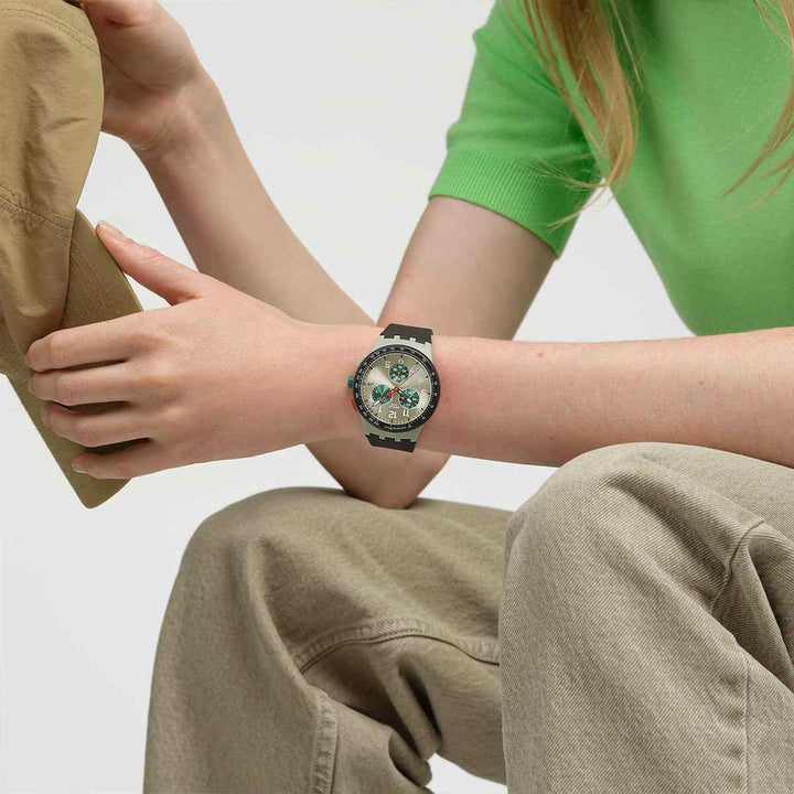 ساعة كرونوغراف “Swatch” بتصميم رياضي أنيقالوصف:
 
ساعة يد رياضية من Swatch بتصميم كرونوغراف مميز. تتميز بمينا فضية مع عقارب ومؤشرات بارزة باللون الأخضر ومزودة بتاكيميتر على الإطار لقياس السرعة. حزام سيليكونساعةSwatchرفعةساعة كرونوغراف “Swatch” بتصميم رياضي أنيق