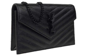 حقيبة Saint Laurent Monogram جلد أسود مع سلسلة سوداء.