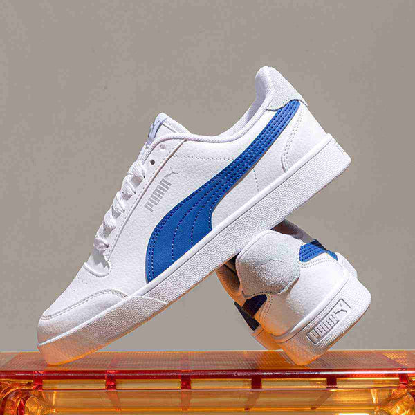 حذاء بوما كلاسيكي أبيض وأزرق، تصميم أنيق مع شعار جانبي، نعل مطاطي للراحة والثبات.
